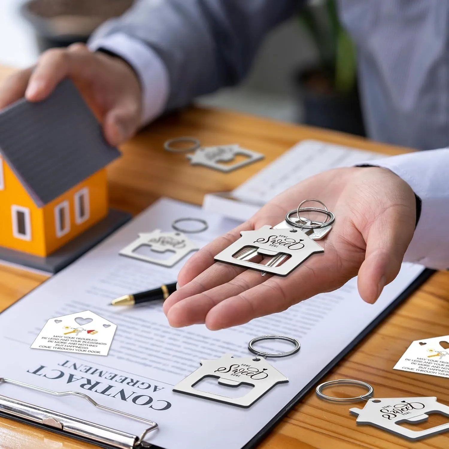 24/48/100/150/200 Sweet New Home Keychain Gift Bulk House Shaped Beer Bottle Opener With Organza Bag for Estate Client Buyer