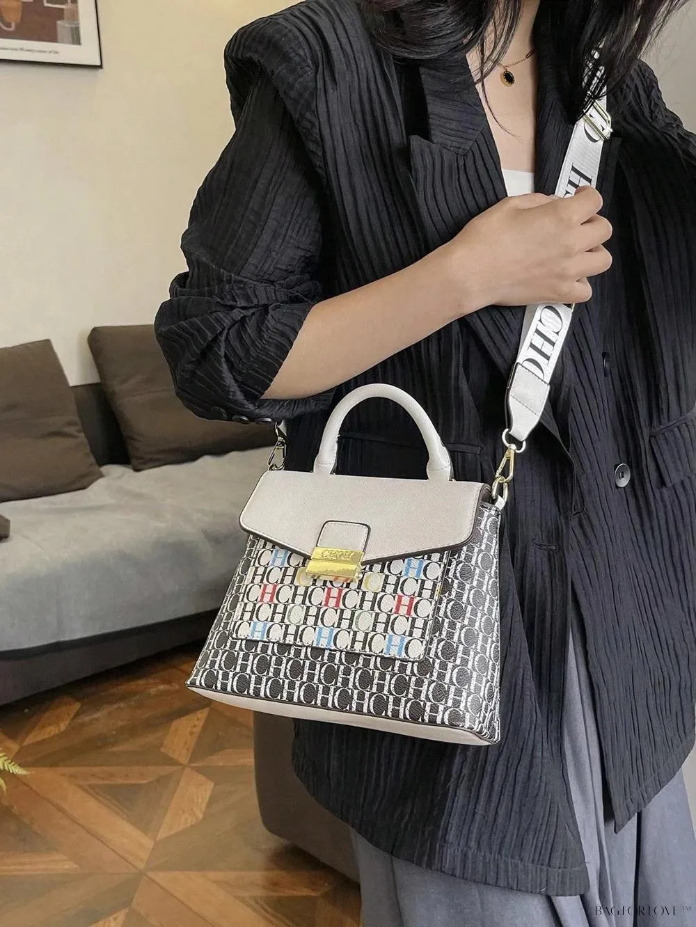 BagForLove - Portable and Stylish Small Crowdsourcing Handbag for Ladies