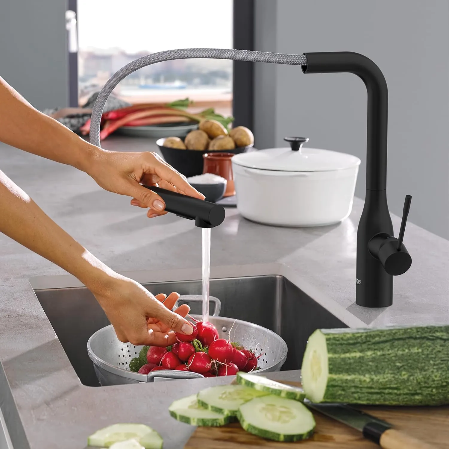 GROHE 302712430 Essence Single-Handle Kitchen Sink Faucet with Pull-Down Sprayer, Brass, Matte Black
