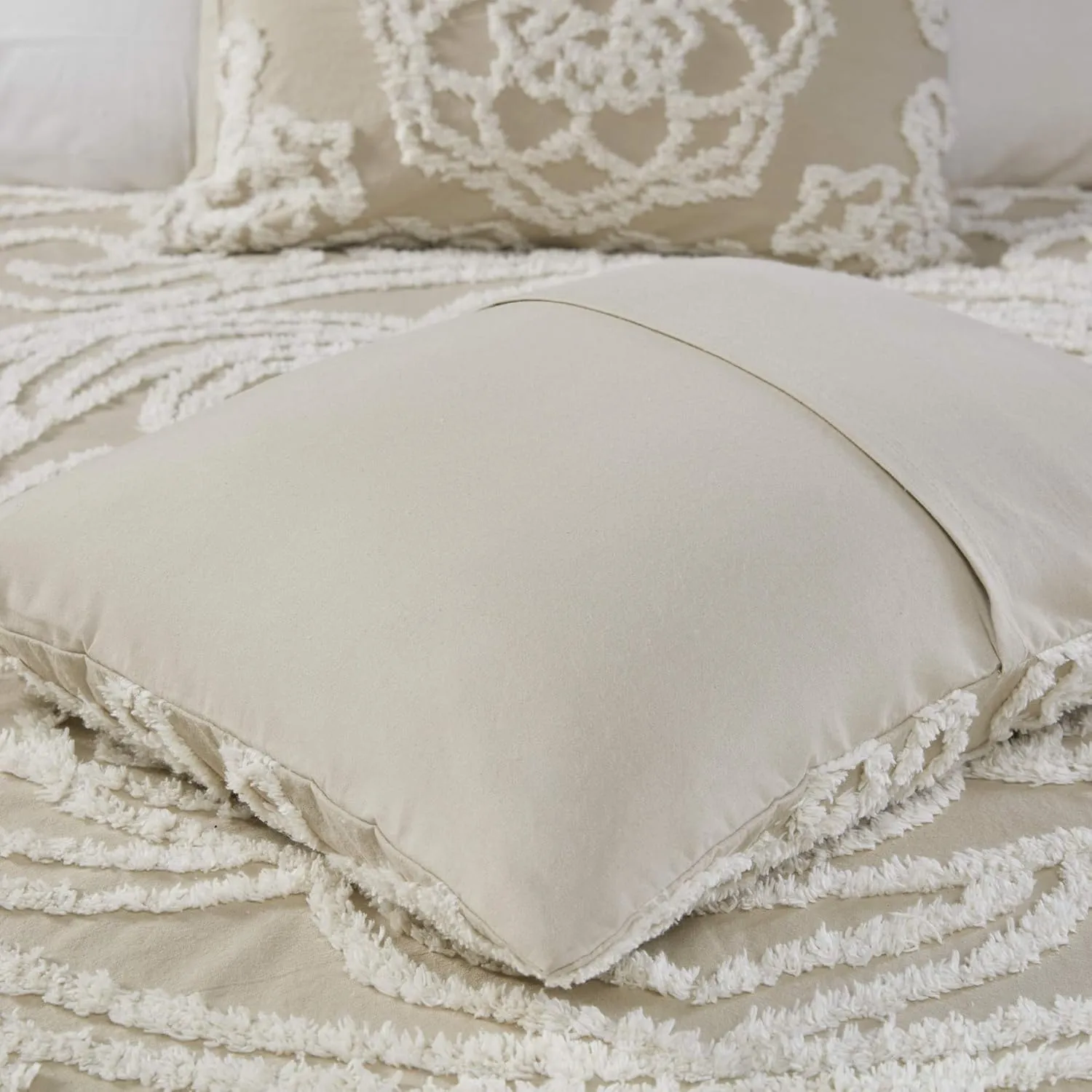 Madison Park Laetitia Lightweight 100% Cotton Quilt Set, Breathable Chenille Tufted, Shabby Chic Boho Medallion Design, Sham, Floral Taupe w/ Tassels, Full/Queen-2 Piece