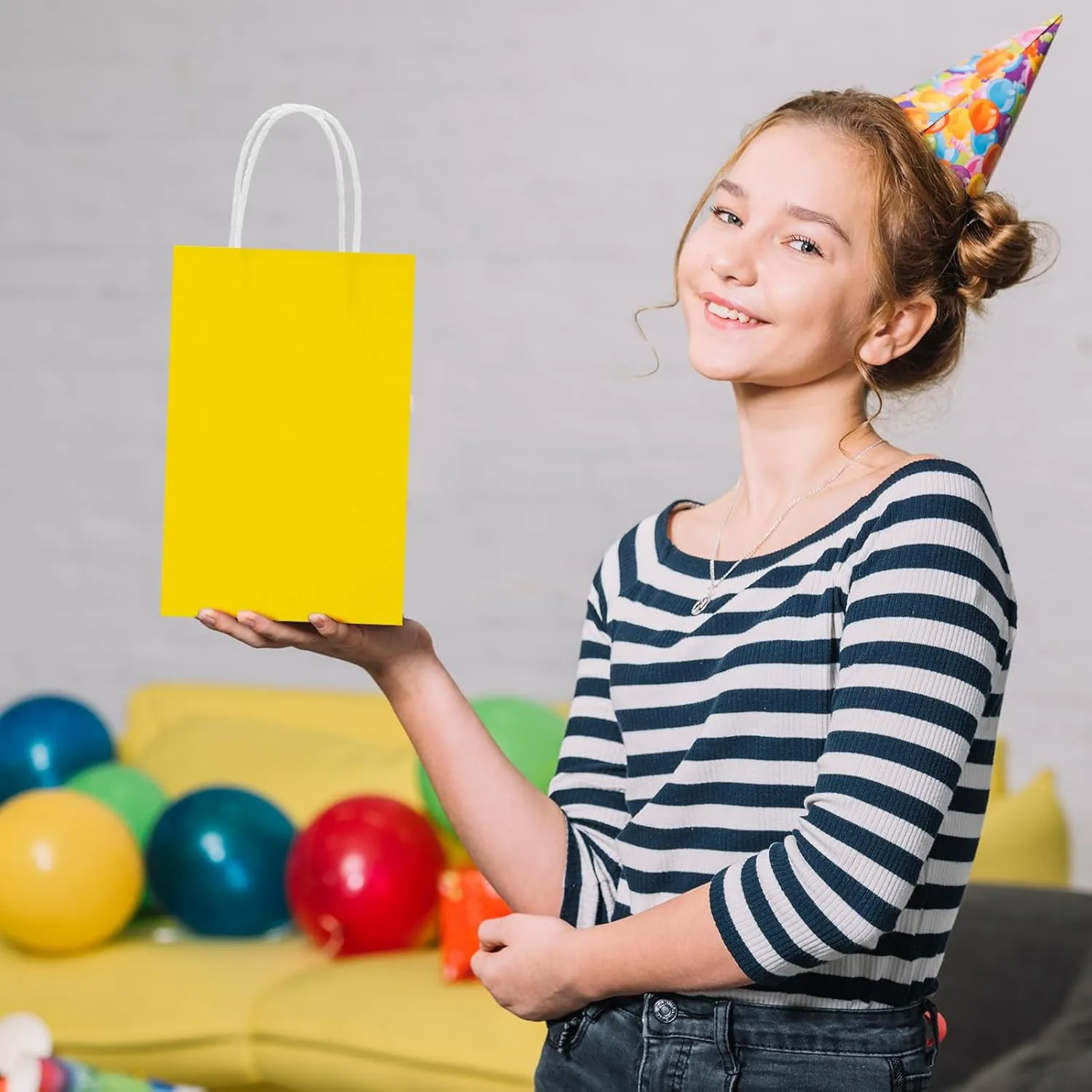 MOORAY 100 Pack Yellow Small Paper Bags with Handles Bulk, Gift Paper Bags,5.25 * 3.25 * 8.25 Inch Kraft Birthday Party Favors Grocery Retail Shopping Craft Bags Takeouts Business (100pcs,Yellow)