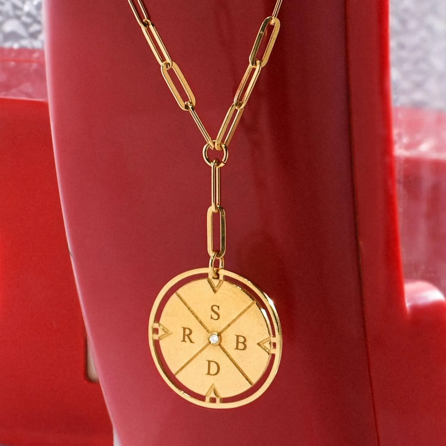 Oak&Luna - Engraved Compass Necklace with Diamond - Personalised Interlocking Pendant with Initials - Gift for Her, Women - For Birthday, Mother's Day, Christmas